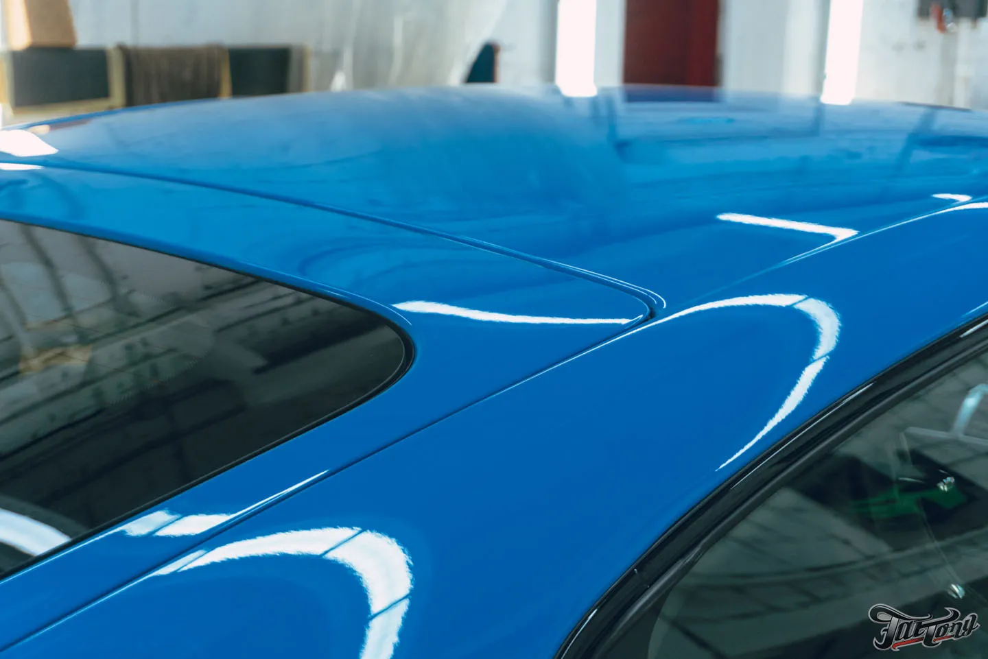 Оклеили заднюю часть Jaguar XKR-S полиуретаном, покрыли пленку керамикой, отполировали глянец в салоне